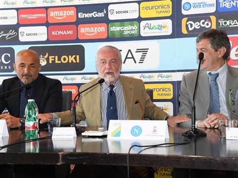 אאורליו דה לאורנטיס ולוצ'יאנו ספאלטי. הקהל והמאמן מתחילים לאבד סבלנות (SSC NAPOLI, GETTY)