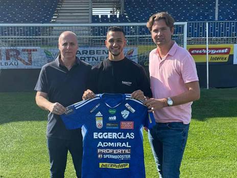 עם החולצה החדשה. אלמוג לצד סוכנו גלעד קצב