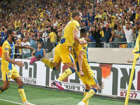 משחק נהדר. שחקני מכבי ת"א חוגגים (אלן שיבר)