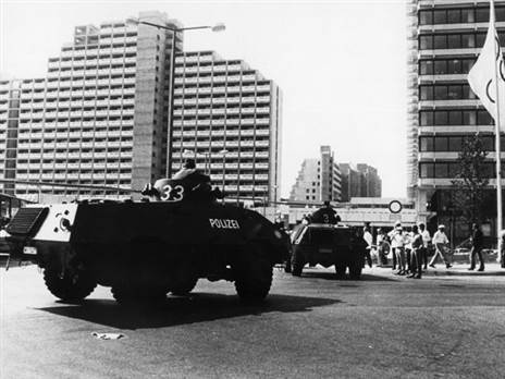 המשורינים בדרך לכפר האולימפי. טראומה שתישאר לעד (Photo by dpa/picture alliance via Getty Images)