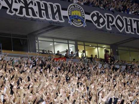 אוהדי פרטיזן בלגרד. ישברו את השיא?  (Photo by Srdjan Stevanovic/Getty Images)