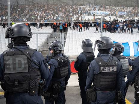 כוחות האבטחה בוולודרום. משחק בפרופיל גבוה ( Sebastian Gollnow/picture alliance via Getty Images)