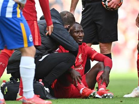 נאבי קייטה מקבל טיפול (PAUL ELLIS/AFP via Getty Images)