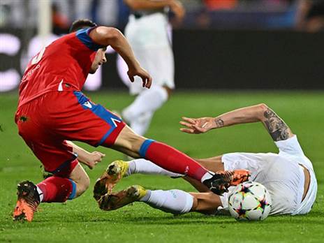 ערב קשוח? שחקני פלזן ואינטר בפוזה אופיינית (Photo by JOE KLAMAR/AFP via Getty Images)