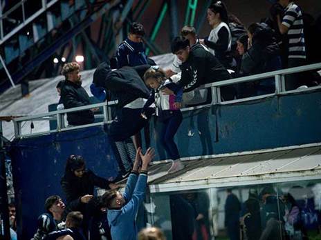 האוהדים מחפשים דרך לצאת (GETTY)