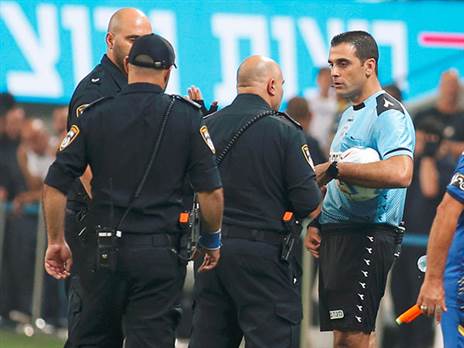 פחדו שעצירה תוביל לתוהו ובוהו. אנשי המשטרה באיצדטיון (אלן שיבר)