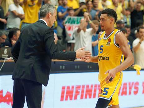 "השחקנים שמו את הלב על המגרש" (אלן שיבר)