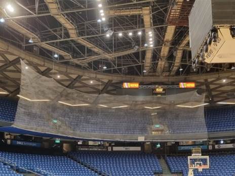 הרשת שהותקנה מעל יציע אוהדי הפועל ת"א בדרבי בשנה שעברה