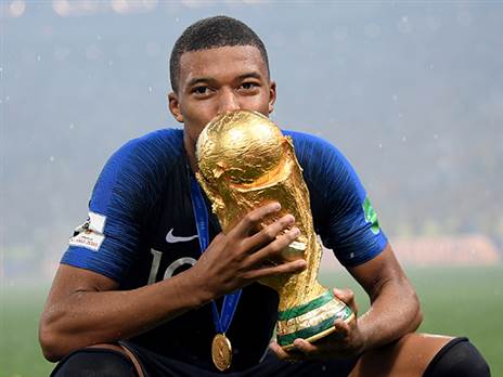 אמבפה עם גביע העולם