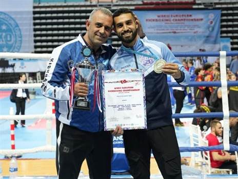 אמיר אסעד עם מדליית הזהב שלו (חוסיין מרעי)