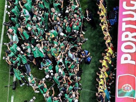 כל העיניים והעדשות על הקפטן המסופסל (Getty)