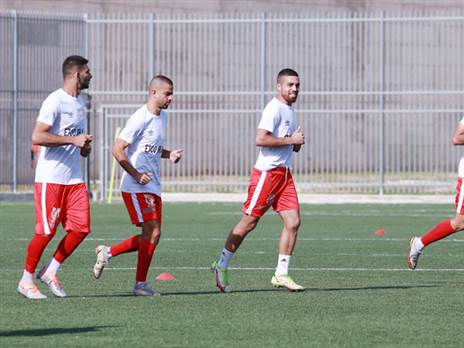 שחקני קלנסוואה מתחממים לפני סכנין. יום קשה (מאור אלקסלסי)