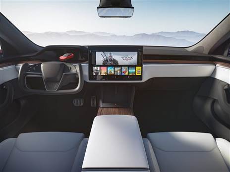 טסלה מודל S עם היגוי מטוס. קשקוש מיותר?