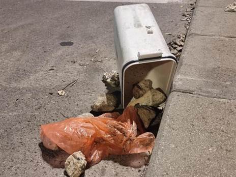 אבנים שנתפסו בכניסה למגרש (משטרת ישראל)