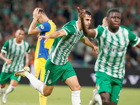 שחקני חיפה חוגגים במשחק הקודם בין הקבוצות (אלן שיבר)