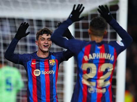 פדרי חוגג עם ראפיניה. רגע אחד הספיק (GETTY)