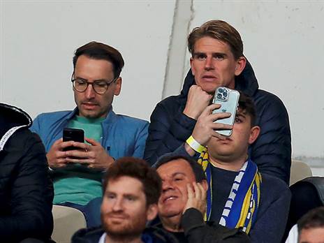 פרוינד והידר, אמש ביציע (צילום: אלן שיבר)