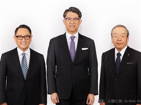 קוג'י סאטו במרכז ולימינו אקיו טויודה. משמאל היו"ר הפורש, טקאשי אוצ'יאמדה