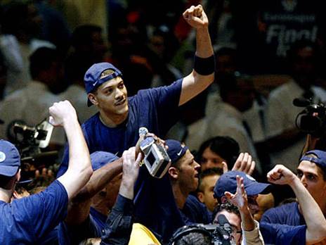 באטום גדל עליו. פארקר (GETTY)