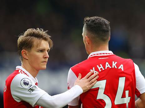 מרטין אודגור וגראניט ג'אקה. ארסנל מחפשת ניצחון שני ברציפות (GETTY)