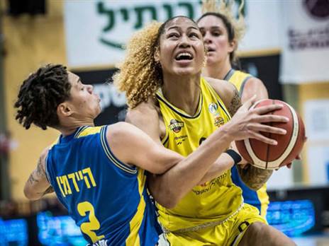 אוסטין במאבק (קרדיט: עודד קרני, מנהלת ליגת העל לנשים בכדורסל)