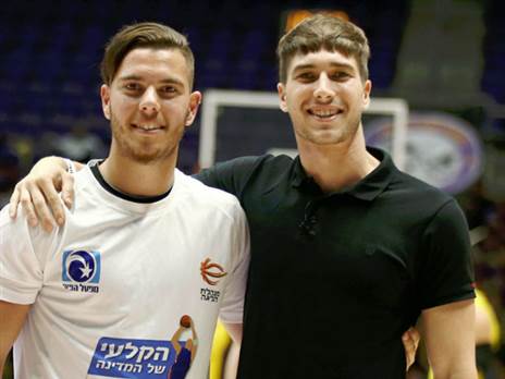 פרקל (משמאל) לצד עומר דרור. "עשה לנו קבלת פנים בלי שאף אחד ביקש" (אלן שיבר)