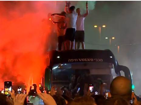 השחקנים חוגגים