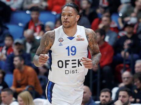 "מאמין ואוהב את הקבוצה". באב (אלן שיבר)