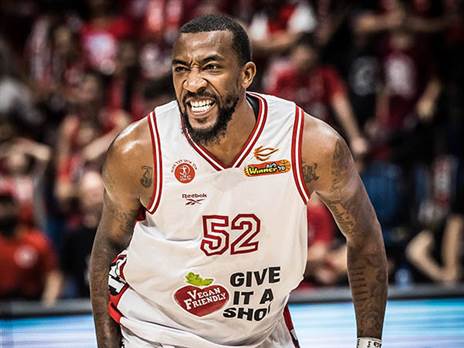 מגיע בכושר נהדר. מקריי (עודד קרני)