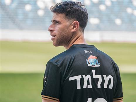 גיא מלמד עם החולצה החדשה (הפועל חיפה)