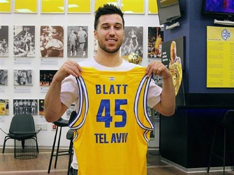 בלאט עם הגופייה החדשה שלו (האתר הרשמי של מכבי תל אביב)