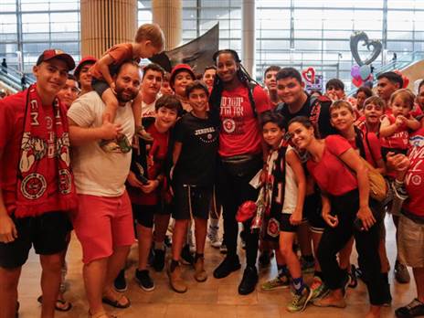 אוהדי הפועל ירושלים מקבלים את סמית'