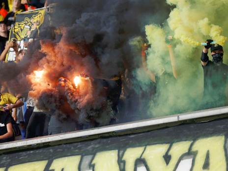 אוהדי מכבי נתניה מחכים לרכש (צילום: אלן שיבר)