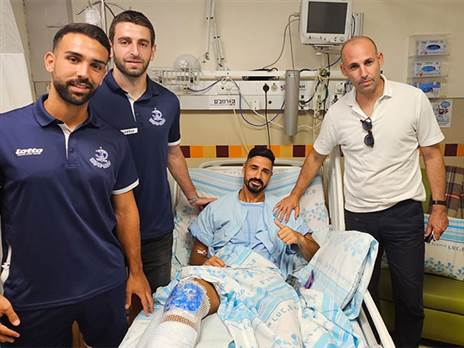 אנשי הפועל פ"ת עם כיאל בבית החולים