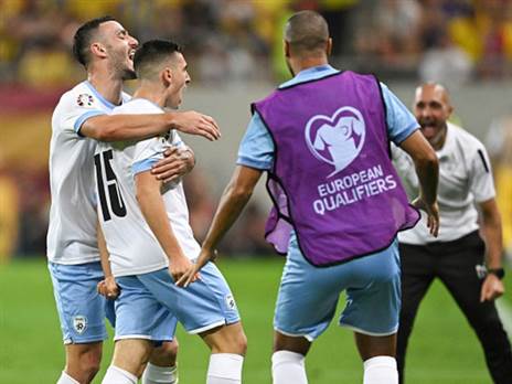 גלוך חוגג את השער נגד רומניה (Getty)