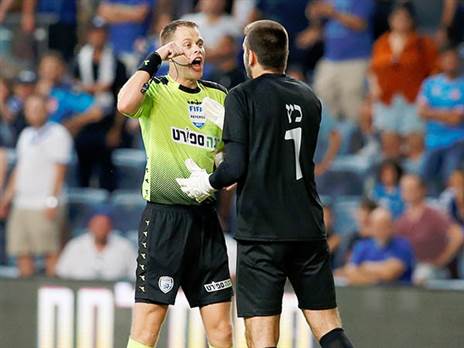 יודע שכל העיניים עליו. כץ (אלן שיבר)