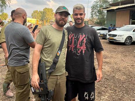 רותם חטואל הגיע לבסיס הצפוני של רוטמן לתרום אוכל ובגדים