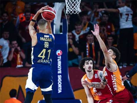 מדר. השתיק את הקהל העוין