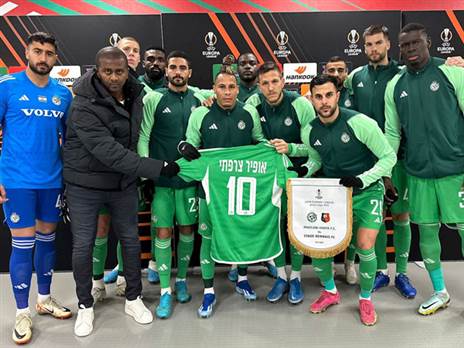 שרי עמד מאחורי היוזמה להחזיק את החולצה של אופיר צרפתי ז"ל (האתר הרשמי של חיפה)