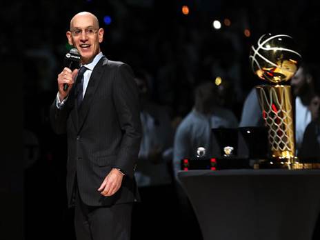 אדם סילבר. כאב ראש נוסף (Justin Tafoya/Getty Images)