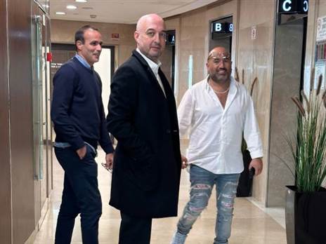 ברק אברמוב, כפיר אדרי ועו“ד רוני מוסזון מחוץ לדיון