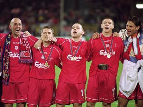 מרפי (מספר 13), חוגג את הזכייה בגביע אופ"א ב-2001 (Getty)