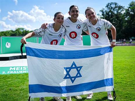 אלמצרי, סלימהוגיץ` וקוזנצוב בחגיגות העליה לבונדסליגה בעונה שעברה (GETTY)