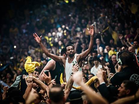 קווין פאנטר חוגג את הזכייה באלופות (FIBA)