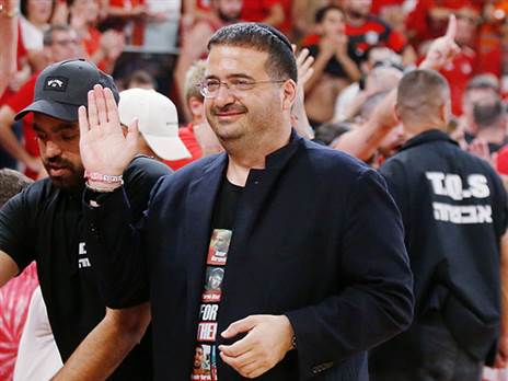 ינאי. נכנס לחדר ההלבשה (אלן שיבר)