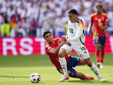 “משחק מלא בפרטים טקטיים מסקרנים ושינויי מומנטום“ (GETTY)