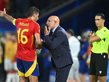 מאמן על המגרש (Marius Becker/picture alliance via Getty Images)