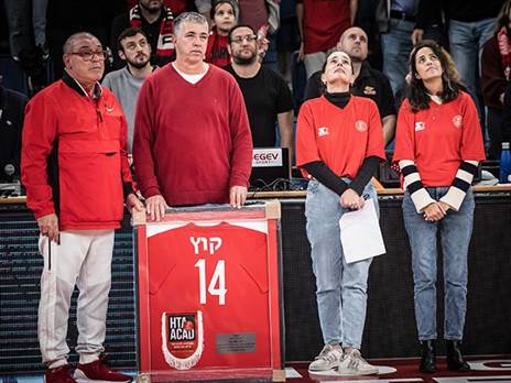 כהן. מחשבות רבות על מעבר אולם (עודד קרני)