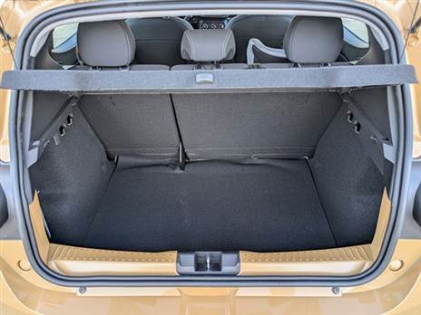 וגם תא מטען בעל מבנה ריבועי, אך שימו לב לסף ההעמסה הגבוה ומבנה ה"אמבטיה"