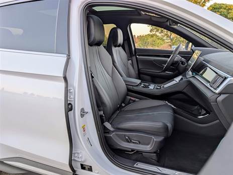 מושבים רחבים ונוחים, מחושמלים, מחוממים ומאווררים